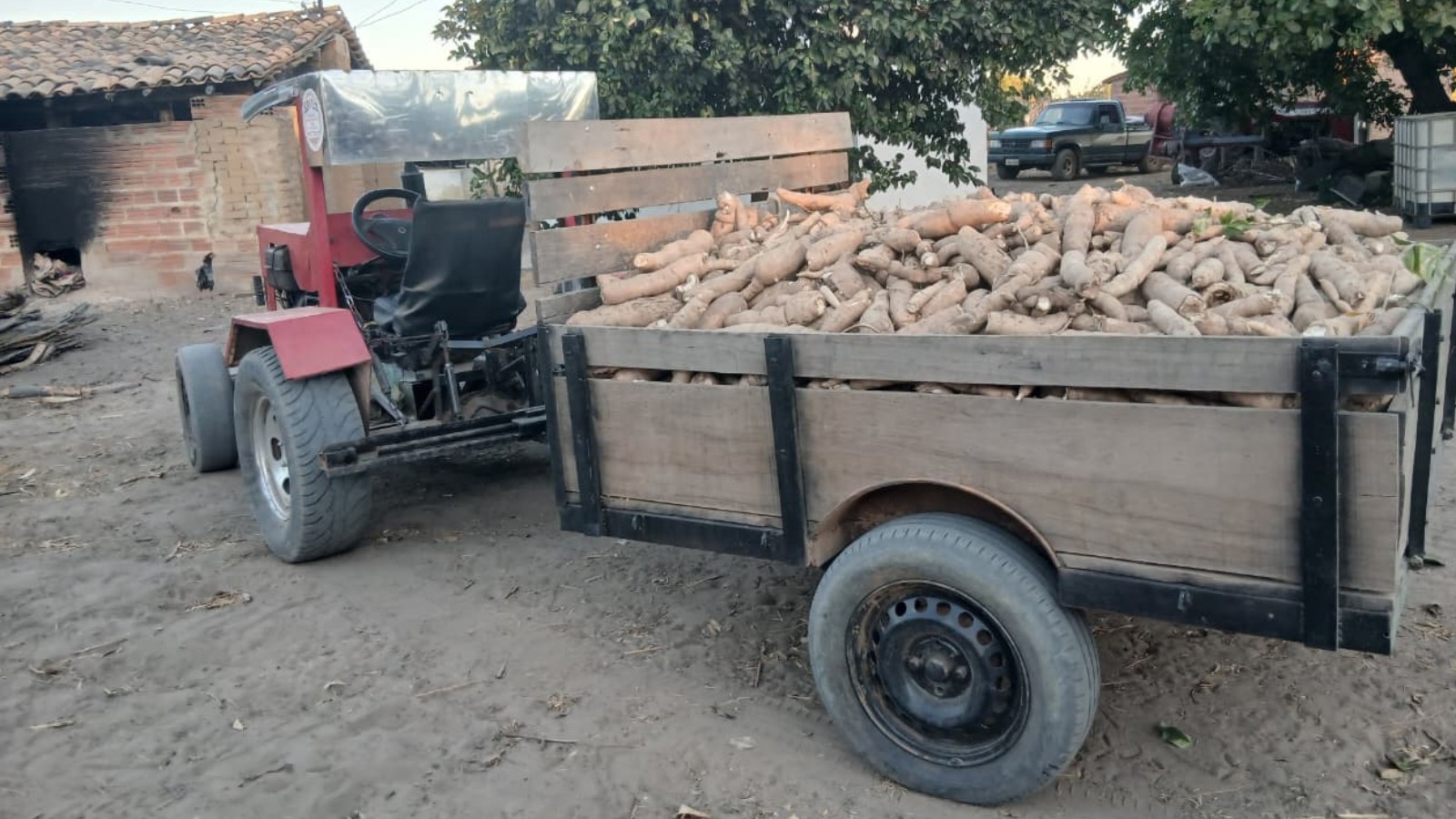 Com peças reaproveitadas, agricultor leva mais de um ano para construir trator no PI: 'sonho de infância'