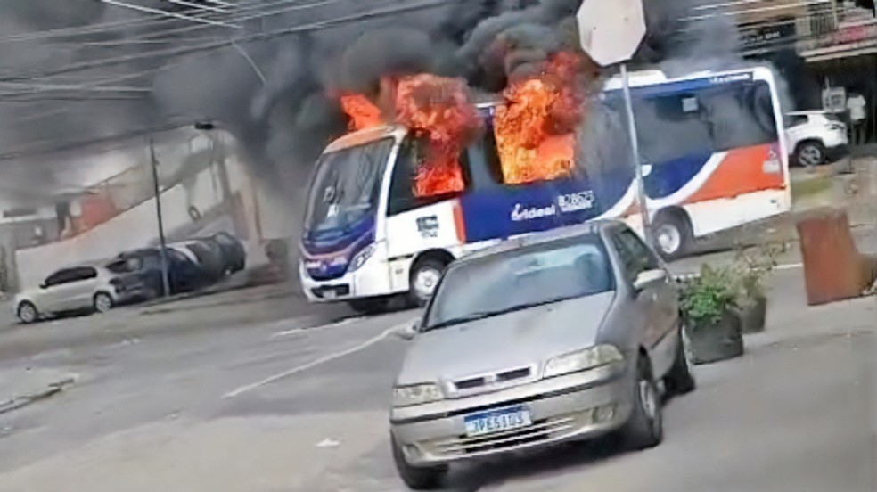 Ônibus é incendiado na Ilha do Governador — Foto: Reprodução