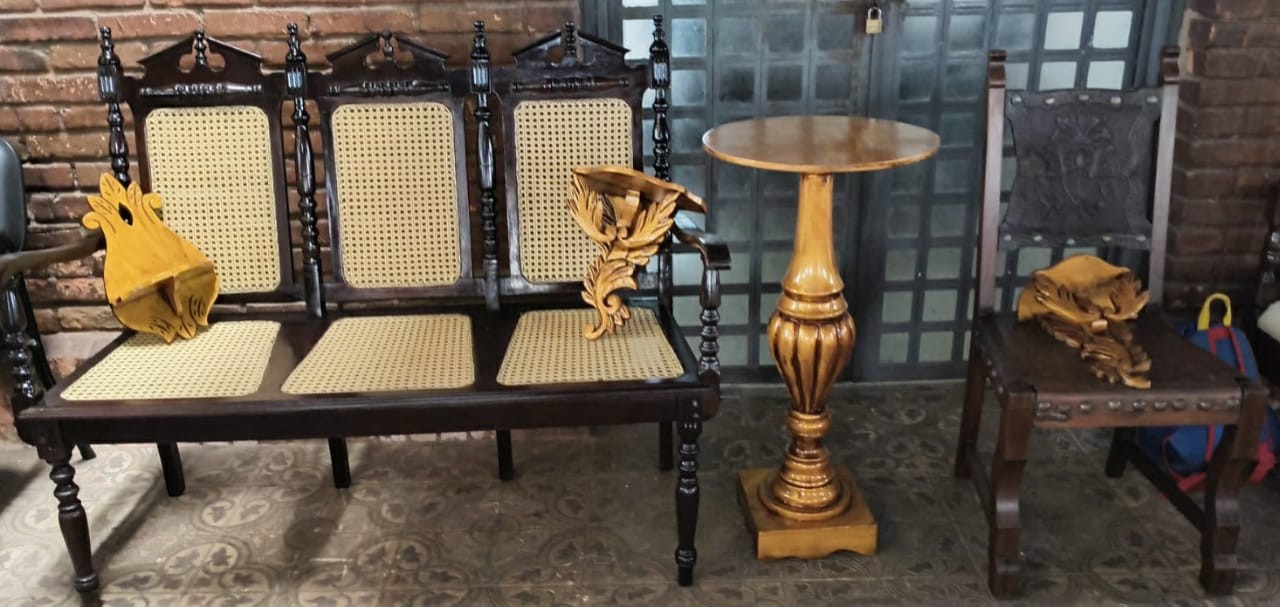 Exposição mostra móveis criados a partir da restauração de madeira retirada de canais em Belém