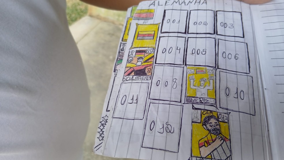 Parte interna do �lbum da Copa do Mundo desenhado � Foto: Arquivo Pessoal