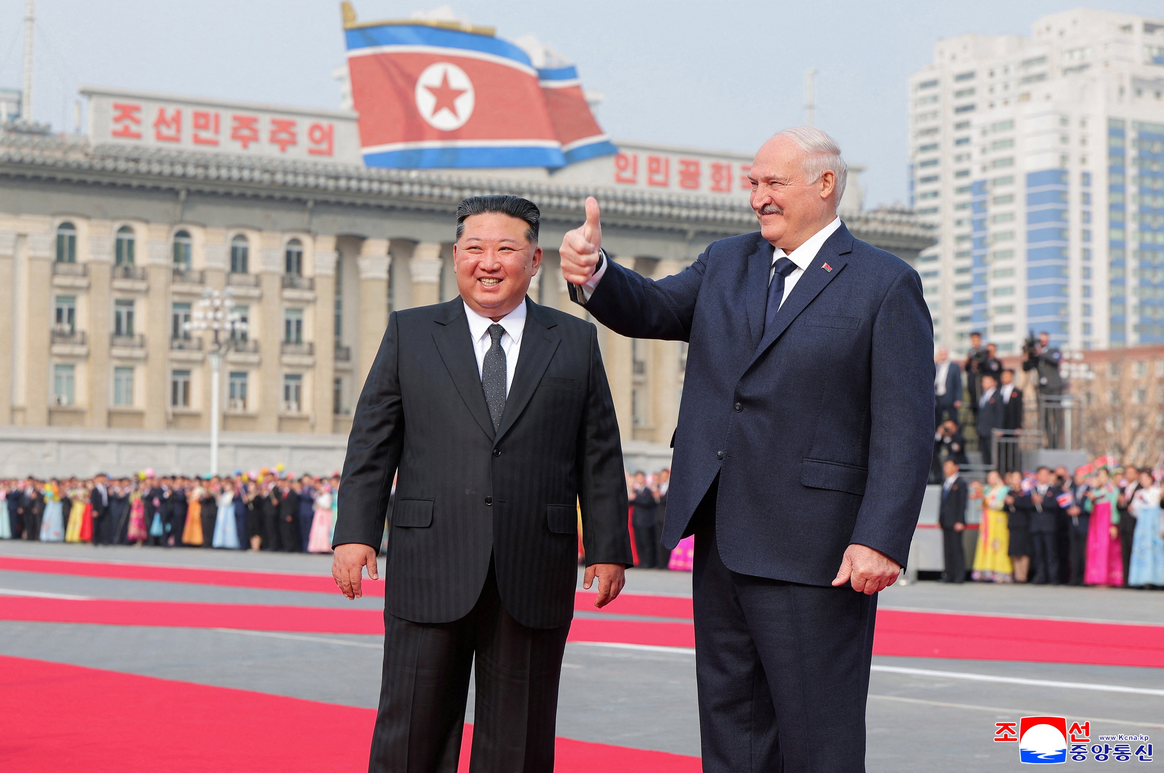 Coreia do Norte recebe presidente de Belarus com grande desfile militar para reforçar laços com aliado de Putin