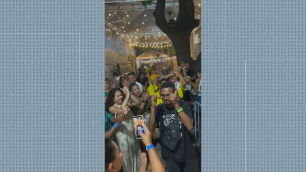 Igor Melo não segurou a emoção ao chegar no bar onde trabalha — Foto: Reprodução/TV Globo