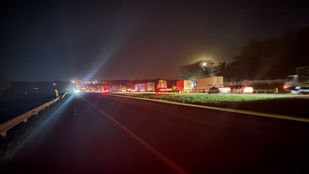 Um congestionamento se formou na SP-300 em Guararapes (SP) — Foto: TV TEM / Gustavo Torrente