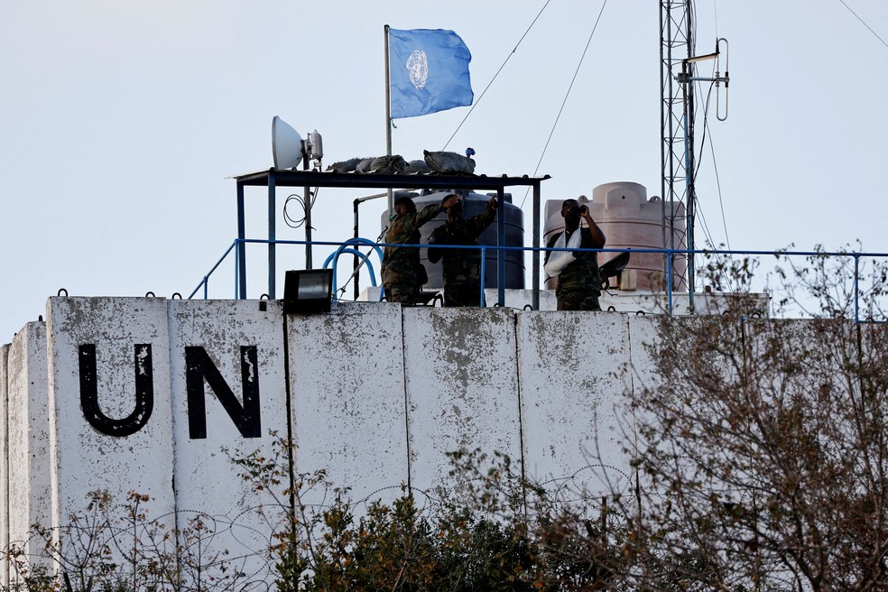 Membros das forças de paz da ONU (Unifil) observam a fronteira entre o Líbano e Israel, sobre uma torre de vigilância na cidade de Marwahin, no sul do Líbano, em 12 de outubro de 2023. — Foto: REUTERS/Thaier Al-Sudani