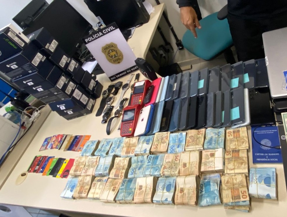 Homem é preso suspeito de abrir contas bancárias com identidades falsas — Foto: Polícia Civil/Divulgação