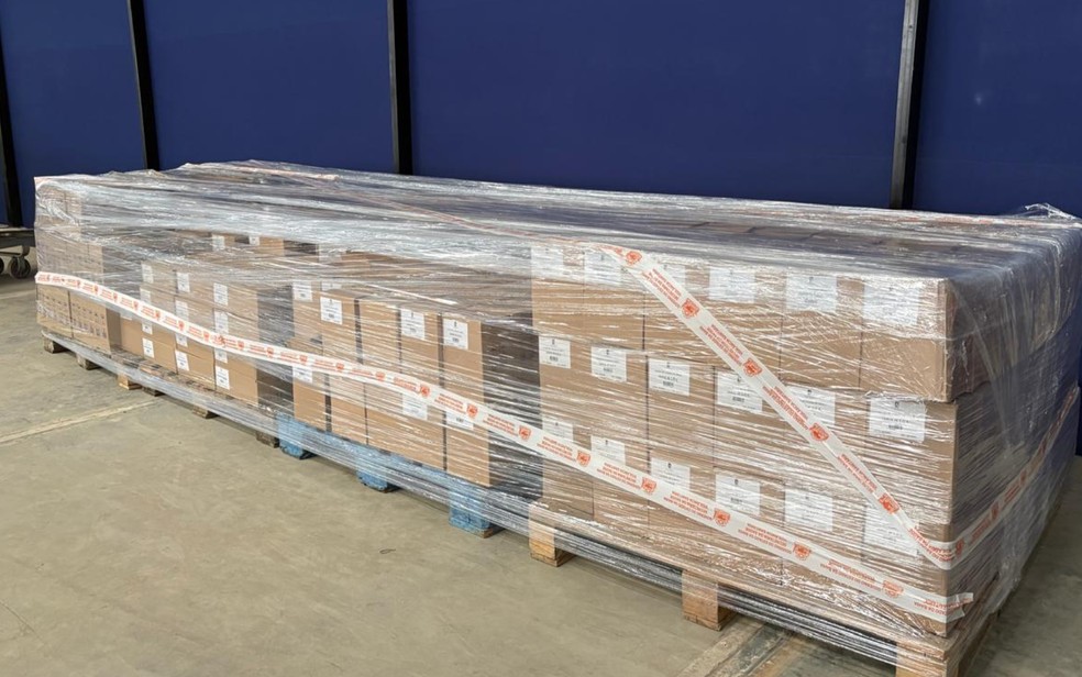 Distribuidora foi interditada após falta de alvará e regularização da Anvisa em Feira de Santana — Foto: Renata Leite