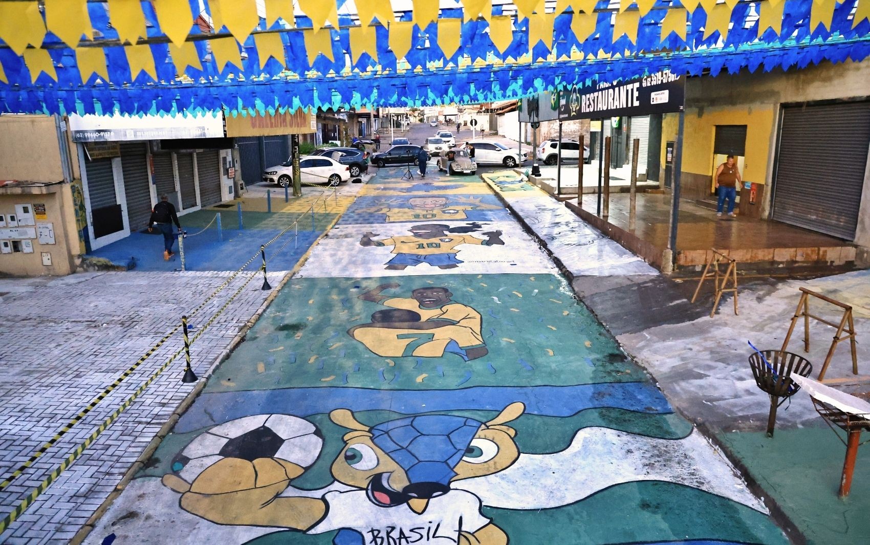 Ilustrações de Neymar e Pelé, bandeirolas e mais: moradores se unem para enfeitar rua para a Copa de Mundo, em Aparecida de Goiânia 