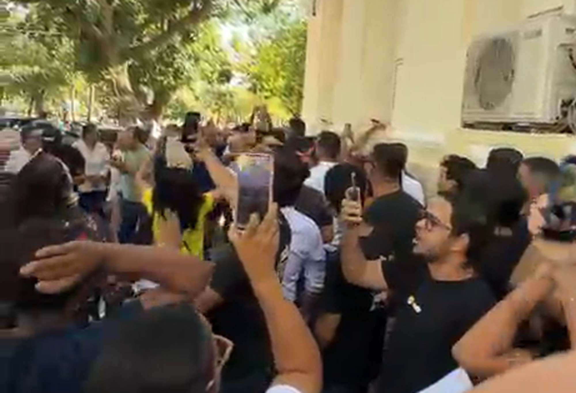 Impeachment de João Campos: grupos protestam na Câmara Municipal antes de votação sobre abertura de processo