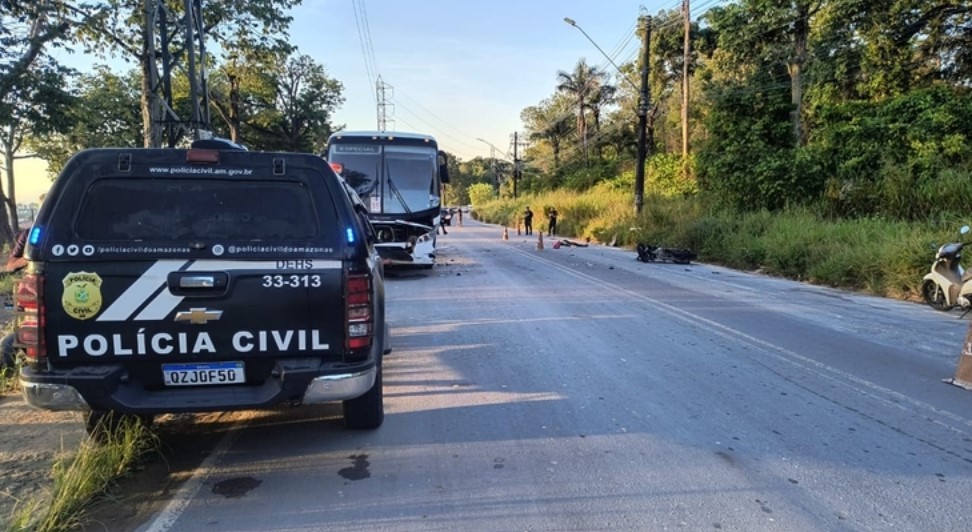 Motociclista morre após colidir contra micro-ônibus na Zona Leste de Manaus