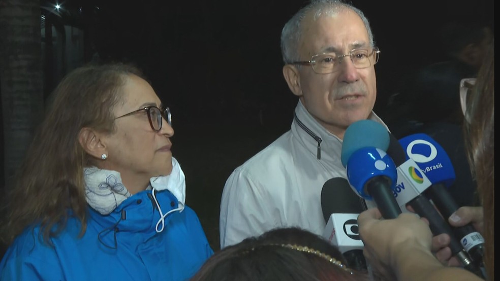 Jacinta Figueiredo e Maurílio Figueiredo após serem repatriados de Israel — Foto: TV Globo/Reprodução
