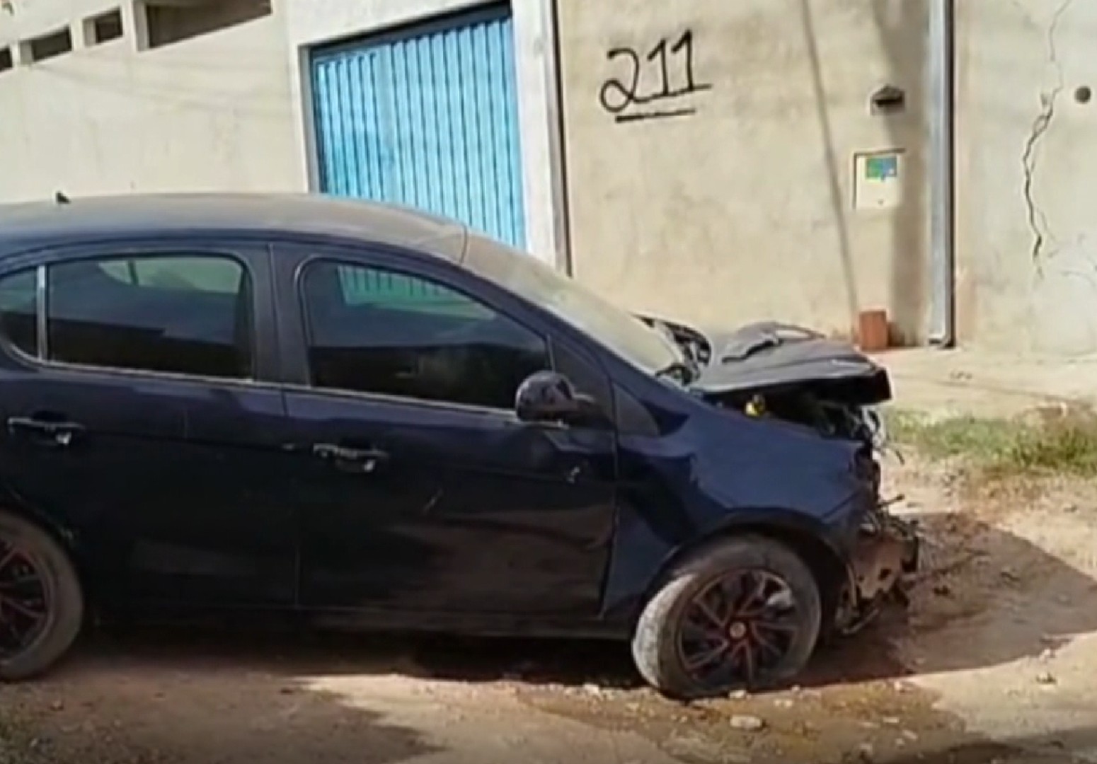 Homem é preso após dirigir embriagado, bater o carro e deixar filho autista no veículo