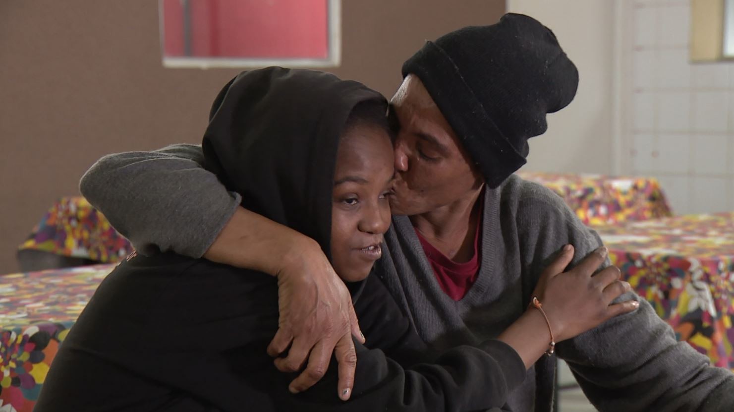 Separadas por 20 anos, mulheres em situação de rua criam amizade sem saberem que são mãe e filha