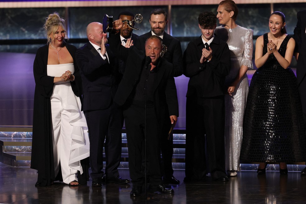 Criadores, equipe e elenco de 'Adolescência' recebem prêmio de melhor minissérie no Emmy 2025 — Foto: Valerie Macon/AFP