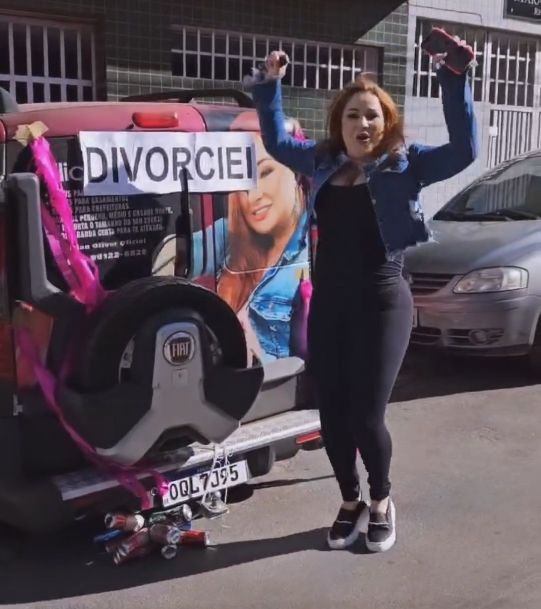 Cantora faz 'festa do divórcio' e comemora separação com carreata em MG; VÍDEO