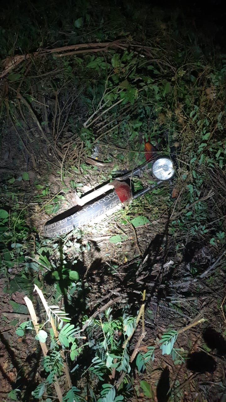 Homem morre após moto colidir com carro e descer barranco na BR-226, em Matões