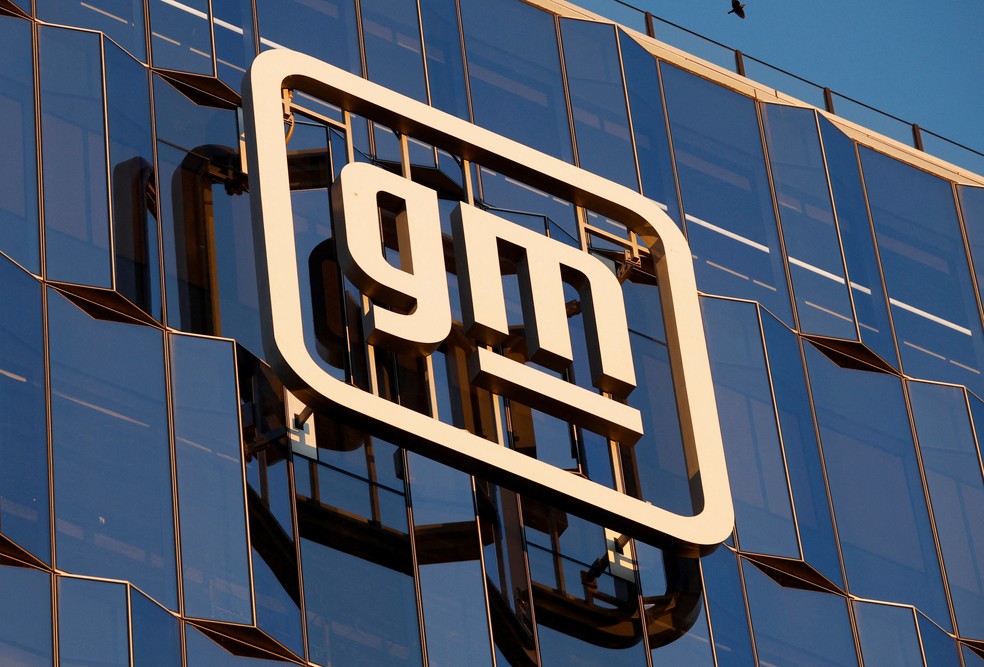 Logo da GM na sede da General Motors em Detroit, nos EUA. — Foto: Rebecca Cook/ Reuters
