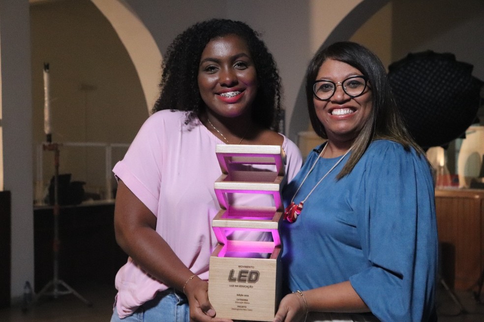 Aluna Luyslla Jamylle Luiz e professora Patrícia Rosas com o Prêmio Led, da Rede Globo, em mãos — Foto: Patrícia Rosas / Arquivo pessoal