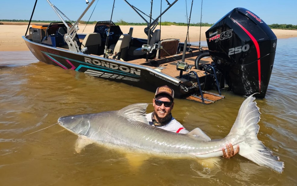 Guia de pesca fisga peixe de mais de 2 metros no Rio Araguaia, Gois  Foto: Lucas Muniz/Arquivo pessoal