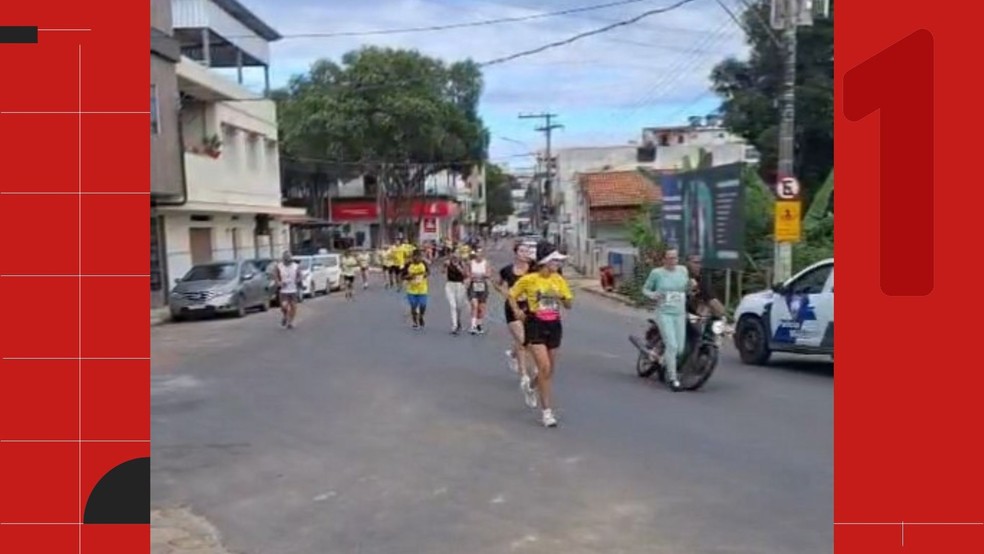 Motociclista dá 'rasteira' em mulher durante corrida de rua em Nova Venécia, no Espírito Santo. — Foto: Reprodução