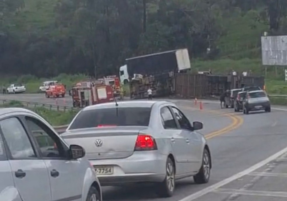 Motorista morreu e passageira ficou ferida após tombamendo de caminhão de gado em Divinópolis — Foto: Redes Sociais/Reprodução