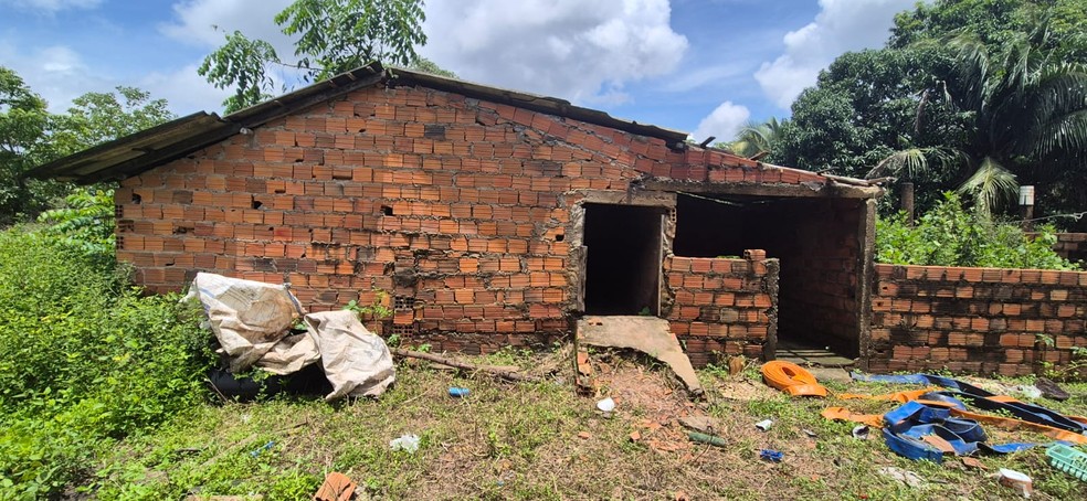 Galões de combustíveis são apreendidos em chácara na zona rural de SL; produto era vendido ilegalmente — Foto: Divulgação/Polícia Civil do Maranhão