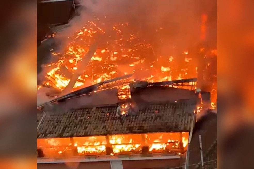 Chamas tomaram conta do interior de uma pizzaria em Jundiaí (SP) na manhã desta terça-feira (1º) — Foto: Camilly Beckmann/Arquivo Pessoal