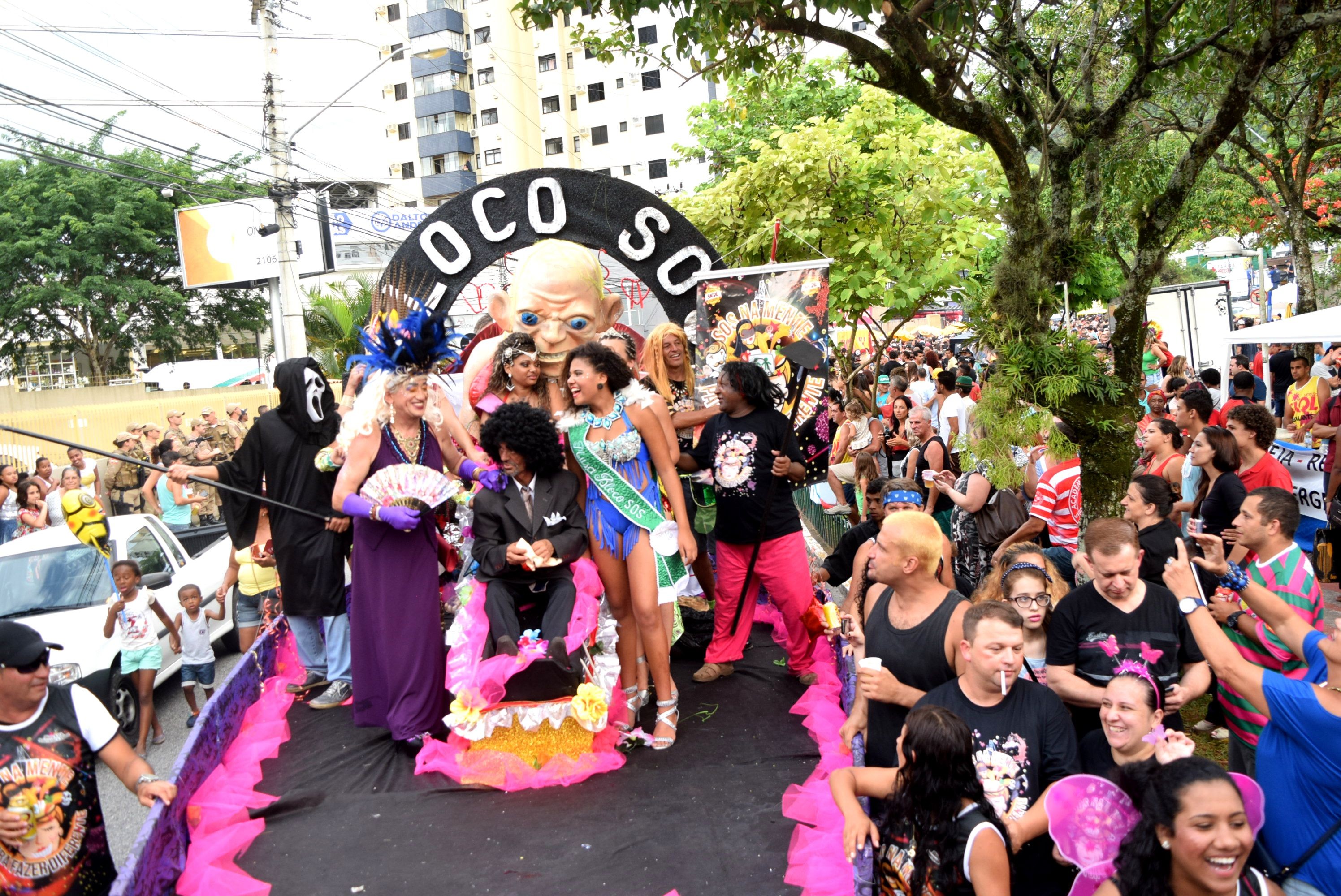 Com Defunto, Viúva e Coveiro, tradicional 'Enterro da Tristeza' marca início do carnaval em Florianópolis