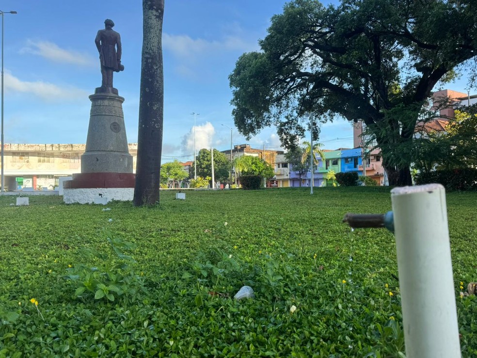 Uma das torneiras arrancadas por criminosos na praça Augusto Severo, na Ribeira, em Natal — Foto: Sérgio Henrique Santos/Inter TV Cabugi