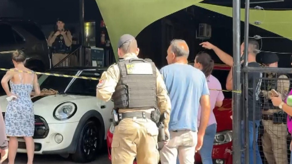 Pai e filho são mortos a tiros dentro de loja de carros em Cascavel — Foto: RPC