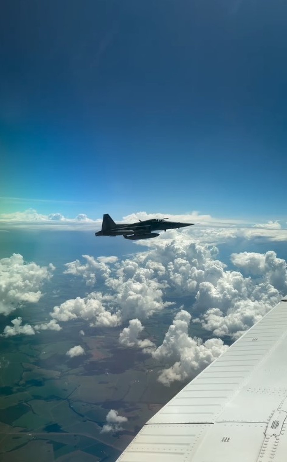 Caça da FAB é visto por passageira de avião particular — Foto: Arquivo Pessoal