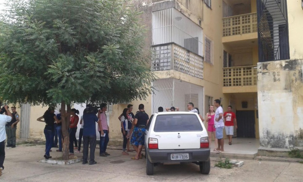 Vizinhos se aglomeraram próximo ao local onde o crime aconteceu — Foto: Gilcilene Araújo/G1