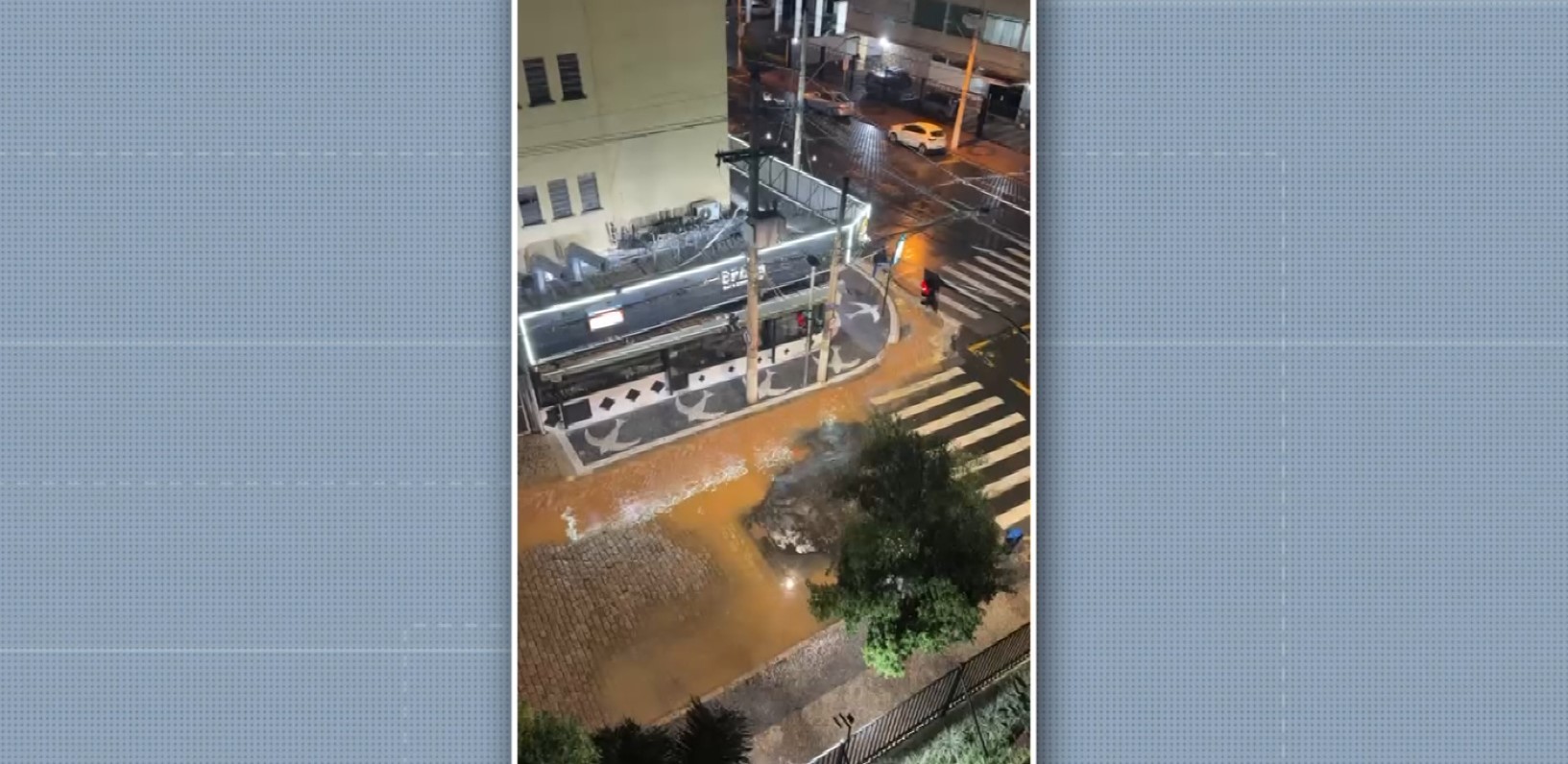 Vazamento de água deixa rua alagada no bairro do Cambuí em Campinas