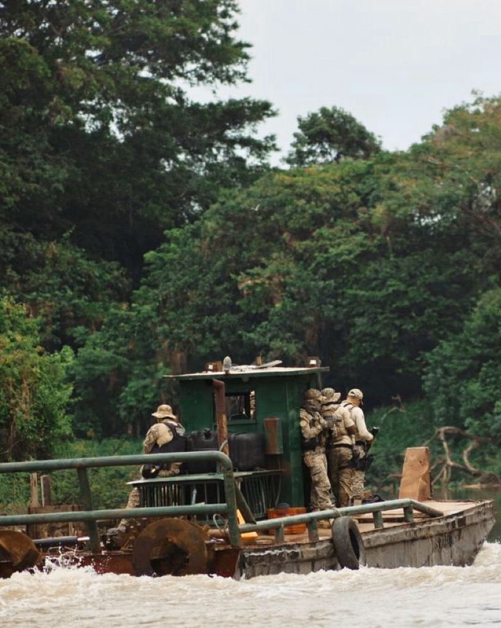 Operação contra o garimpo ilegal no Rio Madeira — Foto: PF