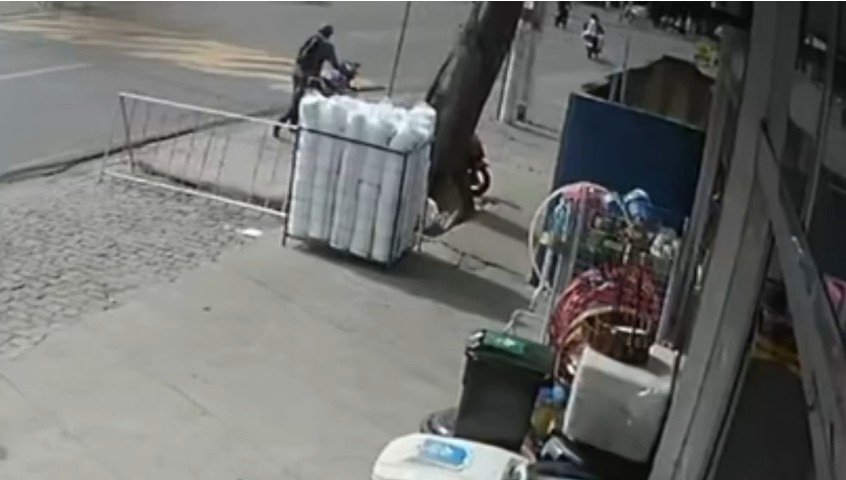 Moto é furtada em avenida movimentada de Campos; ação foi registrada por câmera