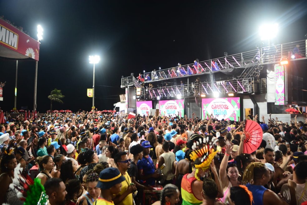 Multidão acompanha a Pipoca da Rainha no circuito Barra-Ondina na segunda do Carnaval 2025, em Salvador — Foto: Joilson Cesar/Ag. Picnews
