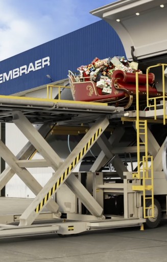 No clima do Natal, Embraer transporta trenó com presentes do Papai Noel em avião cargueiro