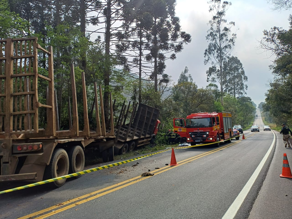 Grave acidente entre carro e caminhão deixa 5 mortos em SC — Foto: PRF/Divulgação