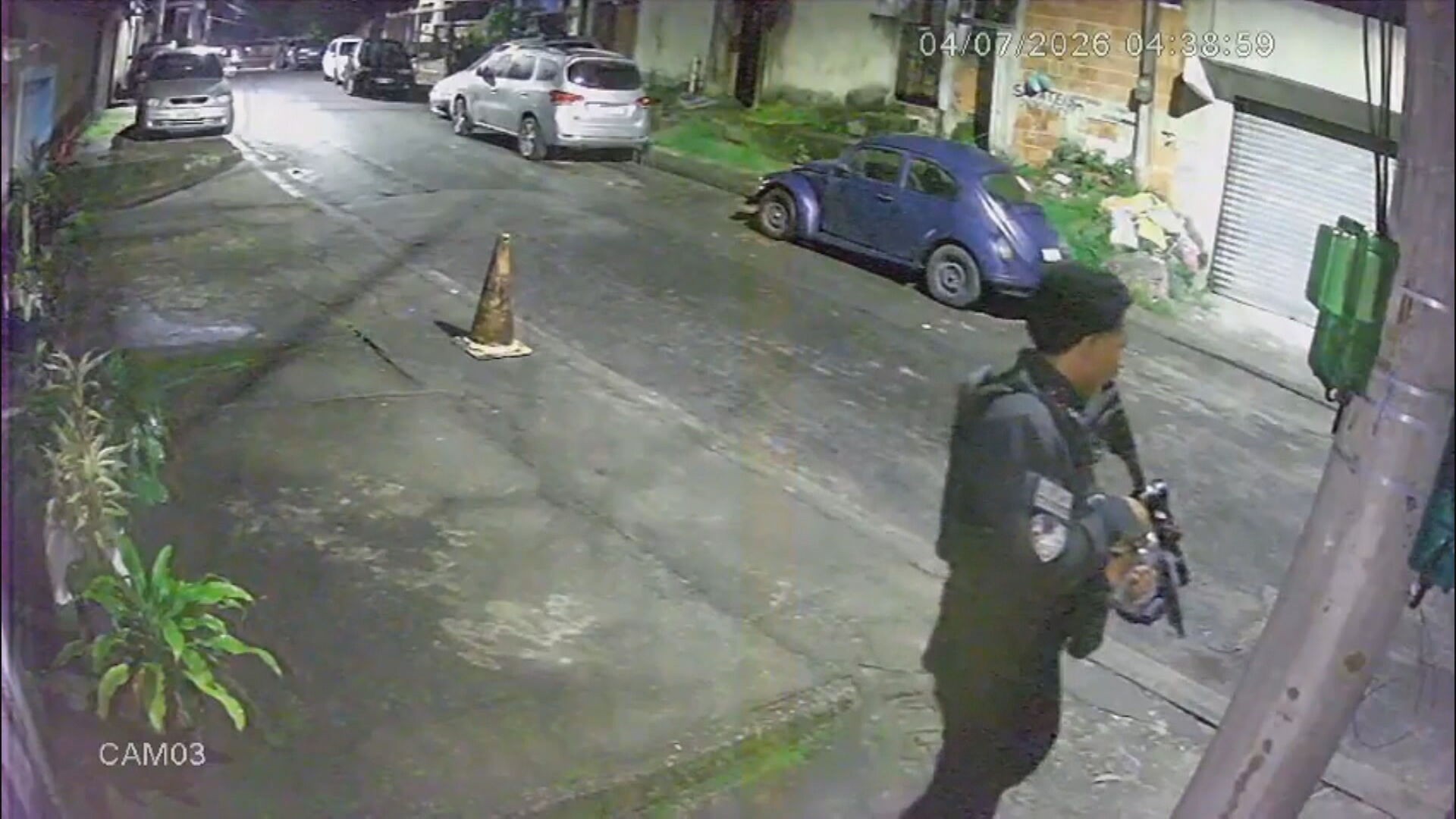 Vídeo mostra criminosos com fuzis usando fardas da Draco em área de milícia na Zona Oeste do Rio