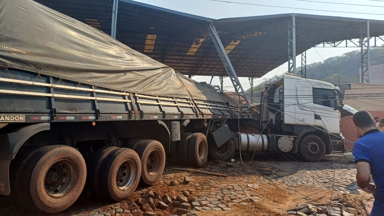 Caminhão desgovernado invade pátio de colégio em município de MT