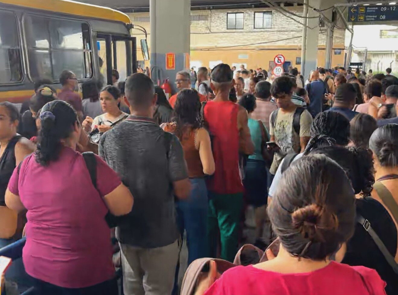 Metrô do Recife volta a funcionar após falta de energia fechar todas estações das linhas Centro e Sul