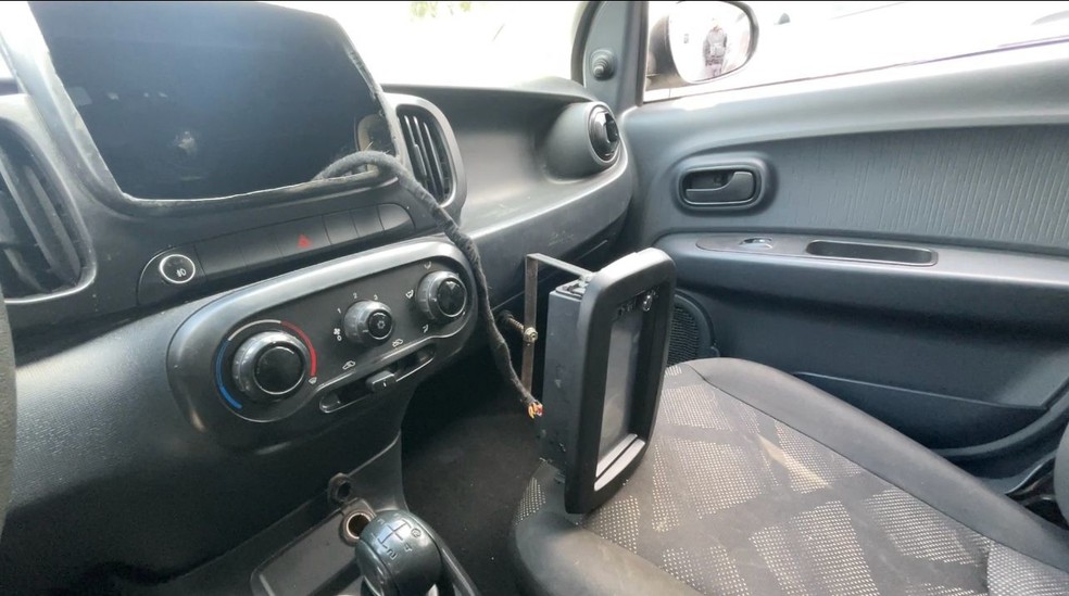 Shunk é apreendido em compartimento falso de carro em São José do Rio Preto (SP) — Foto: Reprodução / TV TEM