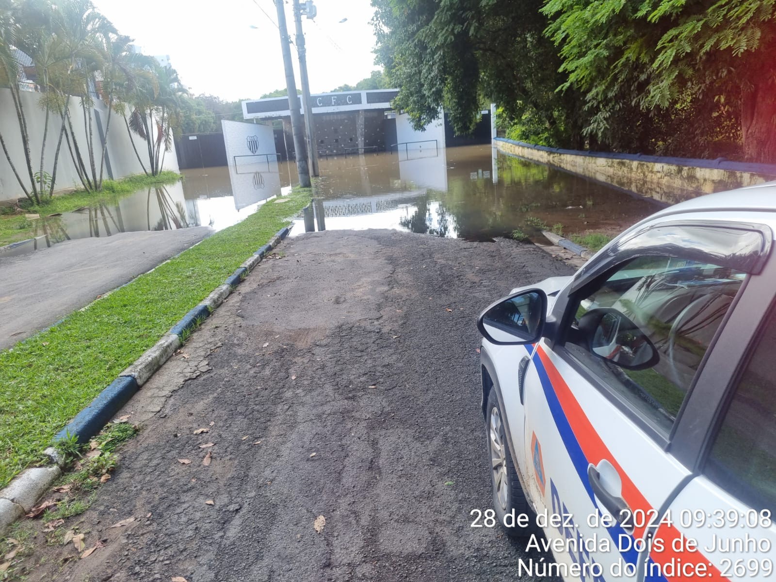 Nível do Rio Tietê sobe e inunda estádio de futebol que vai receber jogos da Copinha