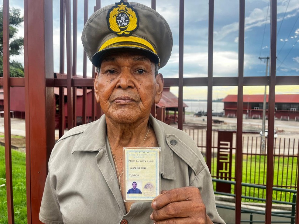 Carteira de trabalho e identificação de ferroviário de Paulo da Costa — Foto: Emily Costa/g1 RO