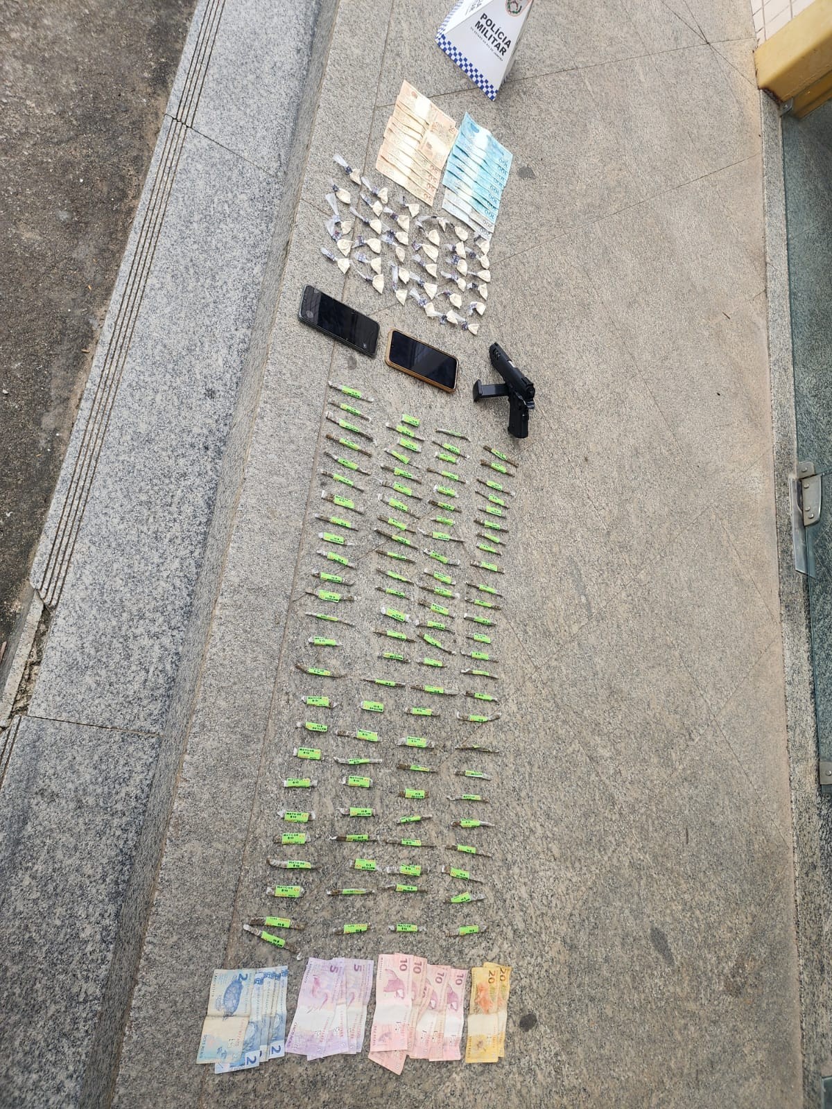 Dupla é presa com drogas e R$ 1,8 mil em Miguel Pereira