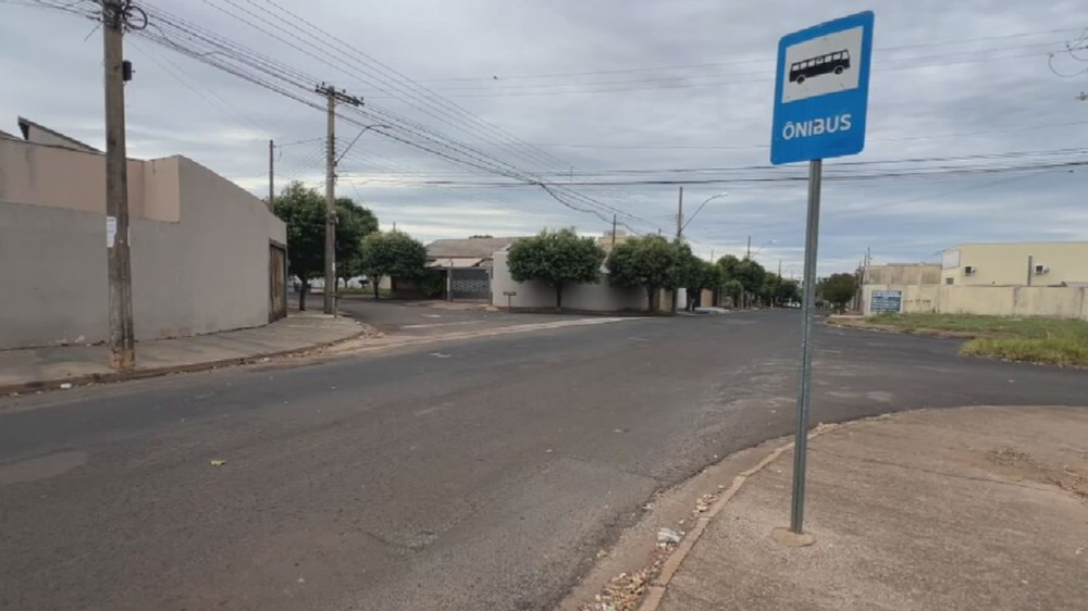 Jovem é esfaqueada por dois homens após descer de ônibus em ponto de Rio Preto-SP