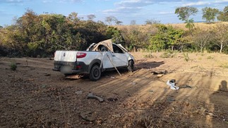 Picape fica parcialmente destruda aps sair da pista e capotar na GO-446, em Posse, Gois  Foto: Divulgao/Corpo de Bombeiros