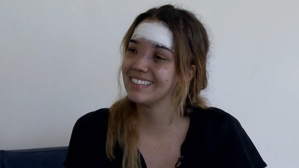 Após alta médica, Michaella Zukowski Reis, advogada de 25 anos, atingida por paralelepípedo em rodovia do ES, falou com uma equipe de TV.  — Foto: Reprodução/TV Gazeta