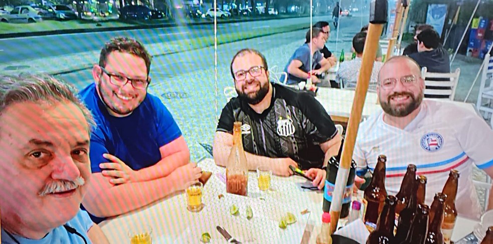 Médicos estavam reunidos em quiosque na Barra da Tijuca, quando foram baleados — Foto: Reprodução