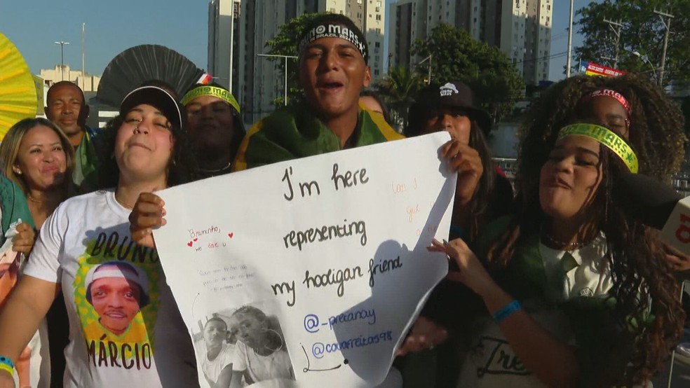 Cauã com cartaz para homenagear Naiara, amiga que não pode ir ao show de Bruno Mars. — Foto: Vilson Ferreira/ TV Globo
