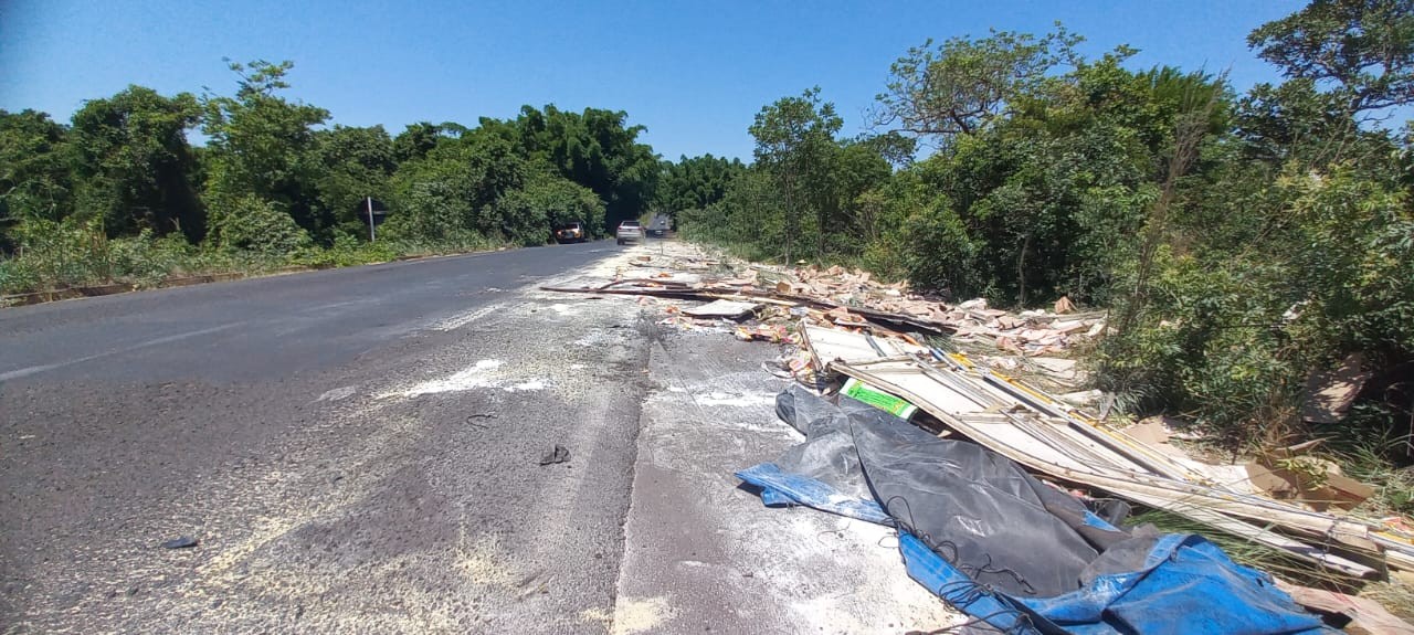 Bitrem tomba com 19 toneladas de alimentos e carga é saqueada na MGC-497